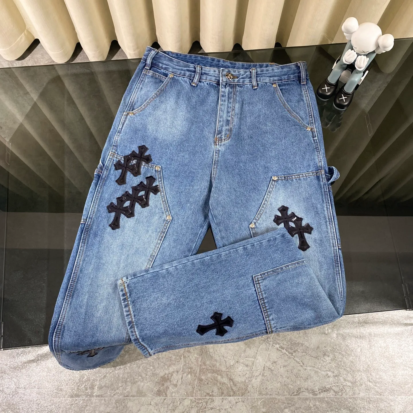 P270 CH Chromehearts limited edition work jeans denim logging pants, cabinet price 34W level, patchwork cross pattern embellishment, washed jeans! ! An absolutely high-end luxury product, a 1.9W-level god-level single product, a super popular product, made by top heavy industry, a magic weapon that cannot be missed! [About Zangyin] This is an extremely luxurious fashion brand that can also be called the aristocracy of the high street. It has always been an exclusive brand for some hipsters or rich second generations. Compared with ordinary high streets, it is more luxurious and noble. Compared with luxury brands, it is more fashionable and individual. It has always been a brand that I have a special liking for. [Top heavy industry fashion design] Consistently high-street luxury style. Speaking of this style, the Zangyin family and GU family are definitely the leading representative brands. Especially the Zangyin family has really achieved a state-of-the-art effect in creating high-street style. The unique washed material is used to create this style. The color system is already quite eye-catching. After it is decorated with patchwork cross flowers, it cleverly highlights the charm of the brand. Secondly, this style uses classic The high-waist cutting design highlights the long legs and fashionable temperament of the upper body. The brand is highly recognizable and the slim fit configuration is more suitable for daily wear. It is a product that interprets personality, fashion, and specifications at a glance. This single product is enough to make any fan excited. It can be a white T-shirt for a youthful college style, or a tight suspender for a royal style. It has strong matching ability and can be easily controlled by men.  [Materials and craftsmanship] Needless to say, this point goes without saying. As an excellent craftsman brand, Zangyin’s requirements for details and craftsmanship are really perfect. The washed color of this model has gone through so many processes, not to mention the embellishment of denim appliques. It is also purely hand-made and sewn. Just like what they believe in, only hand-made things have soul and have the meaning of wear. A top-notch heavy-duty fashionable denim item, I look forward to your perfect interpretation! !  Color: blue Size: 28-34